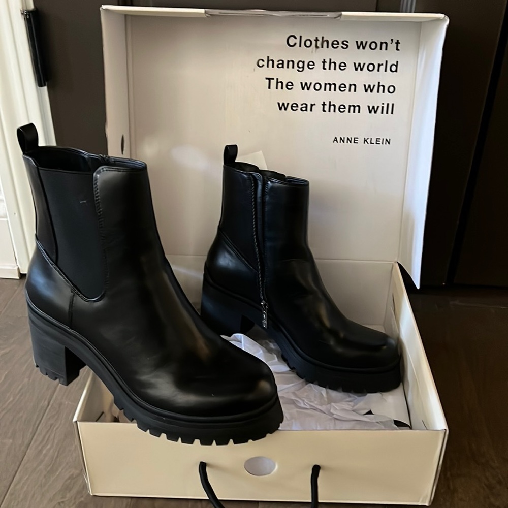 Almost perfect Anne Klein Chelsea boots. Black in color and size Women’s 9.